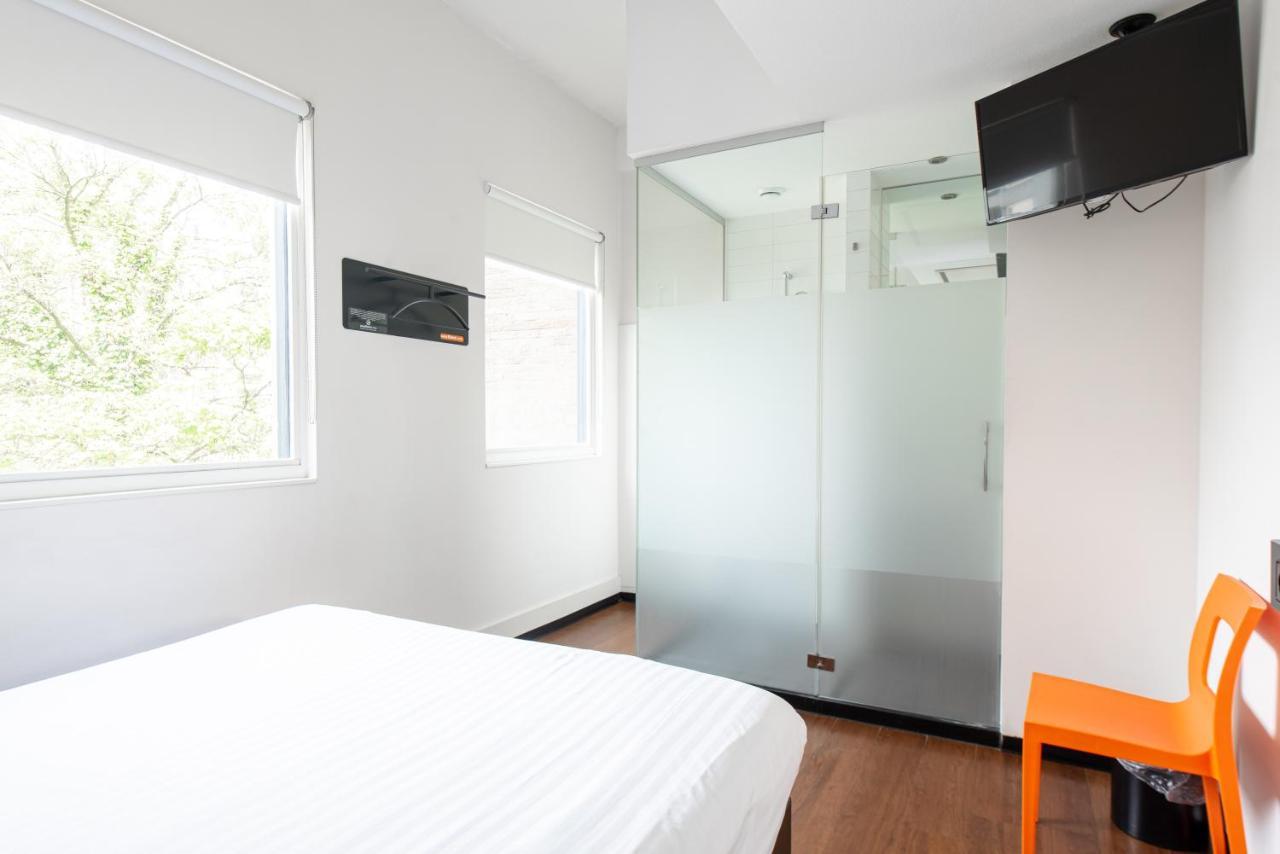 Easyhotel Amsterdam City Centre South Exterior photo
